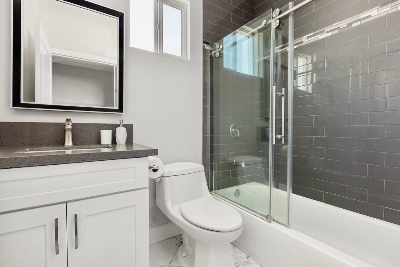 Fun Midcity New Sleeps 10 Near Usc Dtla Expo Holiday home Los Angeles